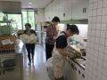 104．餃子づくりの準備、于さん、佐瀬さん-お疲れ様です