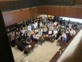 112．財団ホールでの集合写真（最初は、かしこまって）