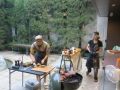 120．BBQキムラ代表のShosanさん（左）が貝を焼く