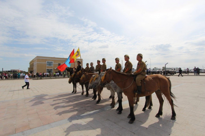 08ハルハ河戦勝80周年記念式典パレードに参加するモンゴルの小学生（ドルノド県ハルハ河郡）