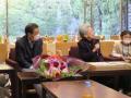32.プレゼントの説明を聞く渥美直紀理事長と伊都子前理事長