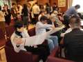 4.徐々に人が集まってきて賑やかな財団ホール。