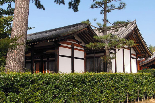 right：*Jikidou 食堂　left：Hosodono 細殿 Houryuuji 法隆寺 (Nara) 
